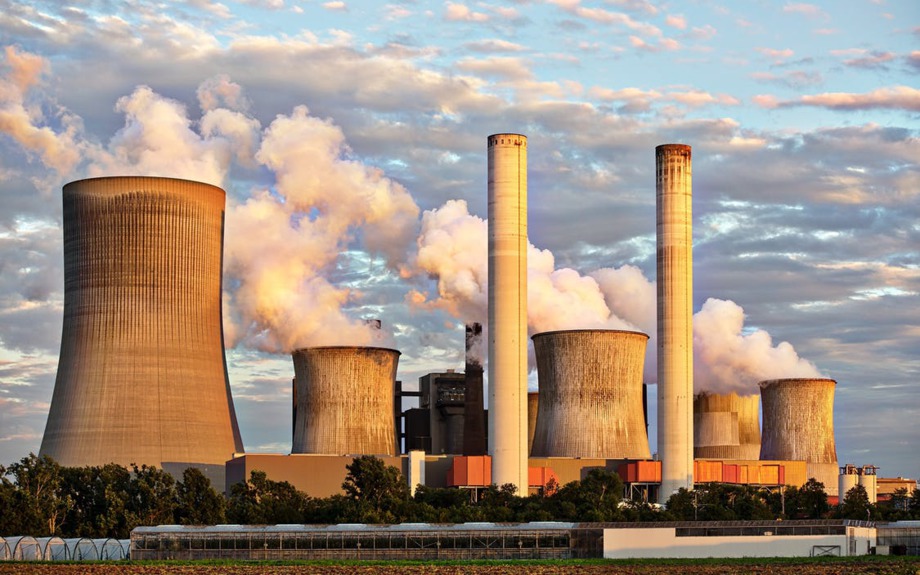 Power plant with cooling towers